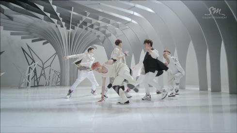 EXO_ëŠ‘ëŒ€ì™€ ë¯¸ë…€ (Wolf)_Music Video (Korean ver.).mp4_snapshot_01.42_[1980.01.04_01.30.54]